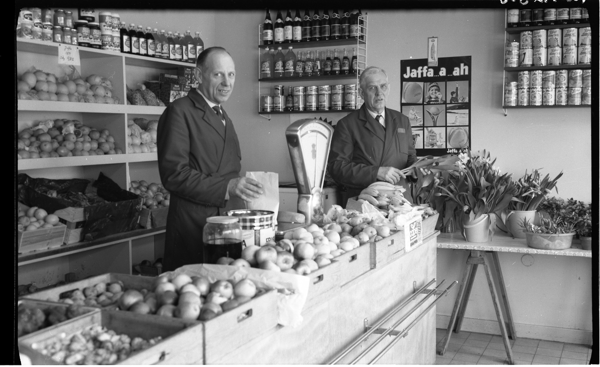 Alingsås Frukt och Grönsaksaffär på Nygatan 12, kvarteret Jägaren 8.

Innehavarna bröderna Einar Gustafsson och Ragnar Gustafsson. 

Affären öppnades av deras far 1937. Butiken är nedlagd.