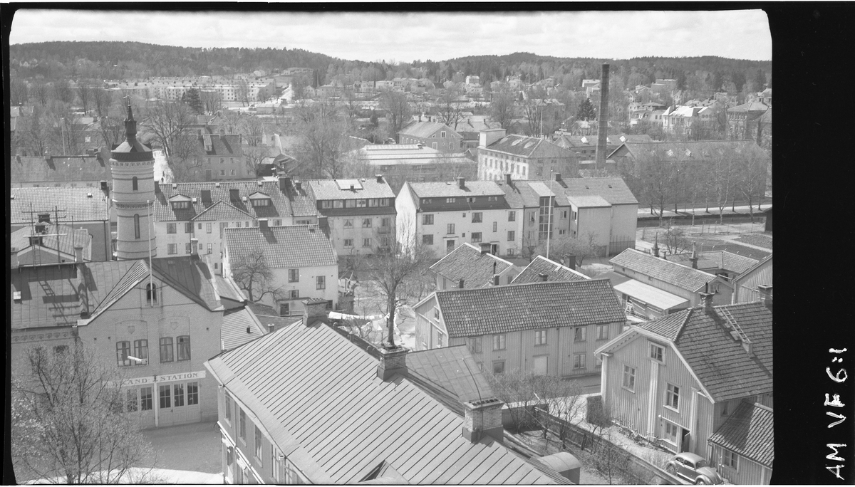 Utsikt över staden från kyrktornet i Christinae kyrka (Alingsås stadskyrka) mot sydväst med brandstationen i kvarteret Kristina och kvarteret Solen i förgrunden.

Slangtornet revs 1961.

Längst bort i fonden syns bland annat radhuset vid Afzeliivägen.