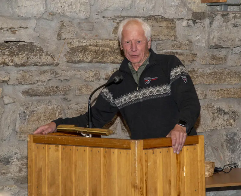 Hamarordfører Einar Busterud holdt tale under premieutdeling av arkitektkonkurransen på Domkirkeodden.