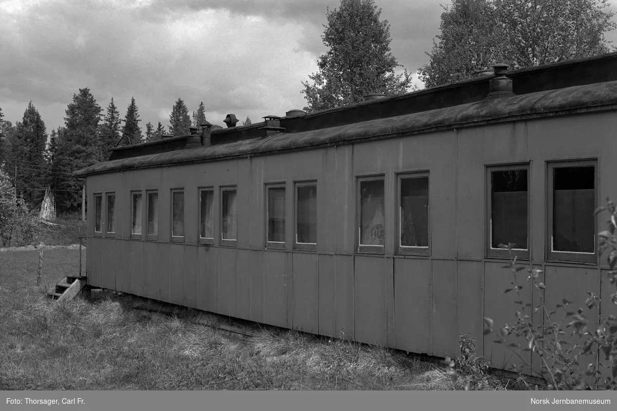 Vognkassen til Rørosbanens sove- og sittevogn litra Bo nr. 214, her som hytte ved Garli stasjon på Dovrebanen