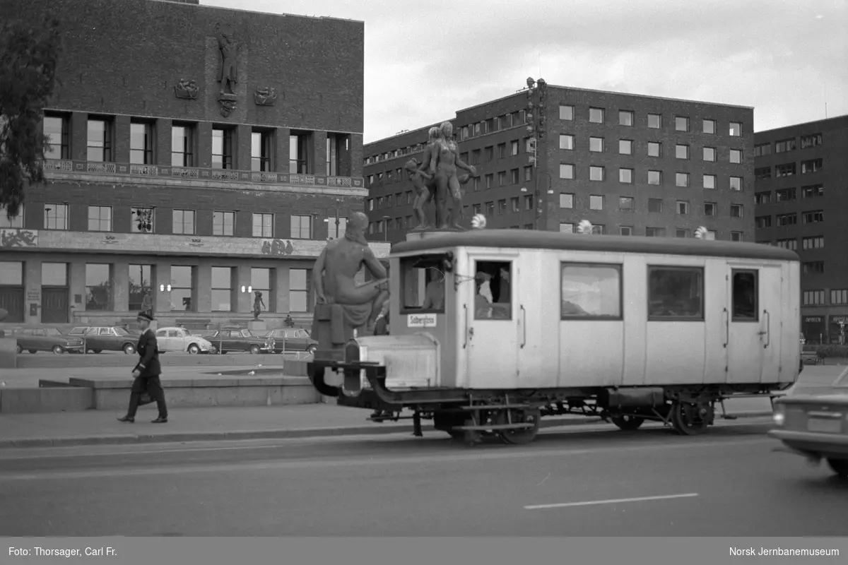 Askim-Solbergfossbanens motorvogn "Gamla" på Rådhusplassen i Oslo