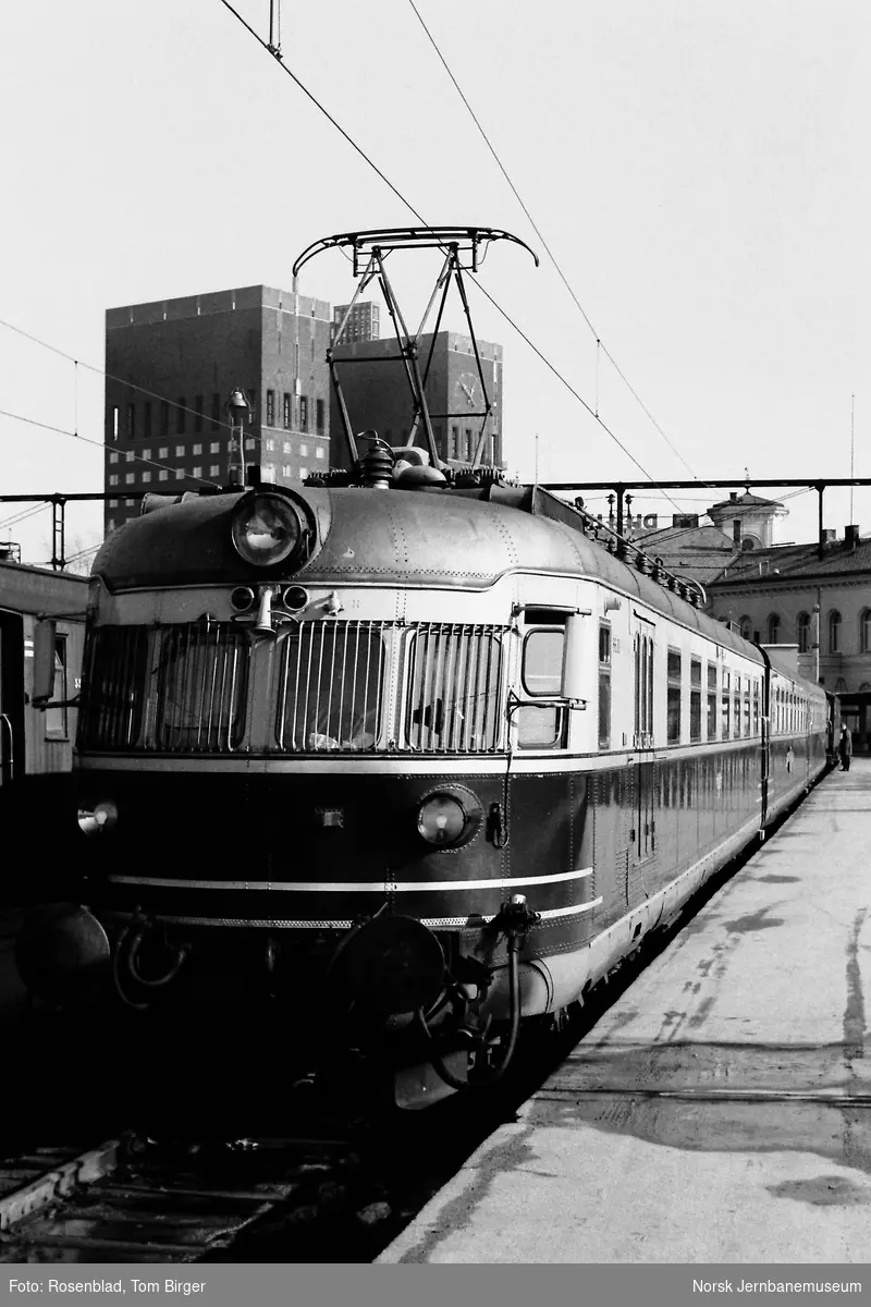 Sørlandsekspressen med motorvogn BFmeo 66 01 fremst, på Oslo Vestbanestasjon