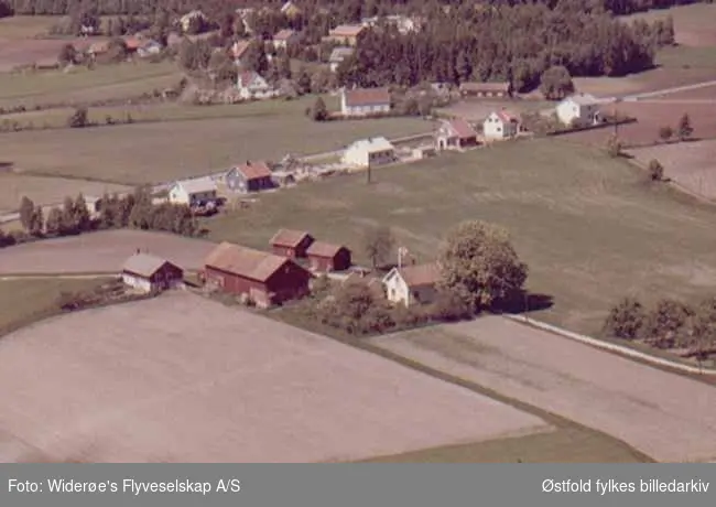Flyfoto av boliger og gårdsbruk. Bjørnstad i Tune.