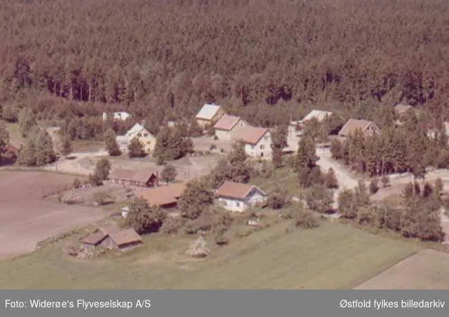 Flyfoto av boliger og gårdsbruk. Bjørnstad i Tune.