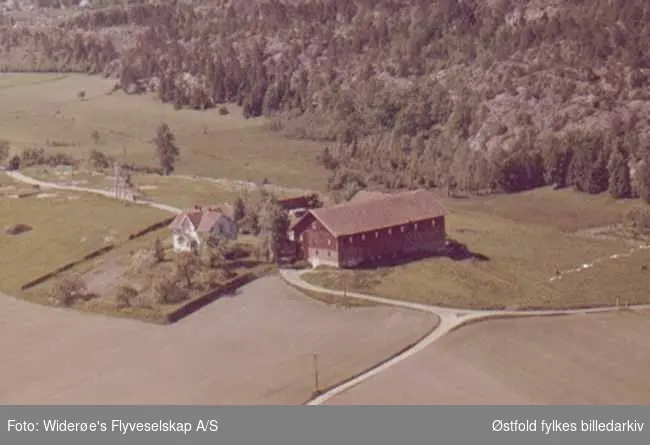 Flyfoto av gårdsbruk, Yven i Tune.