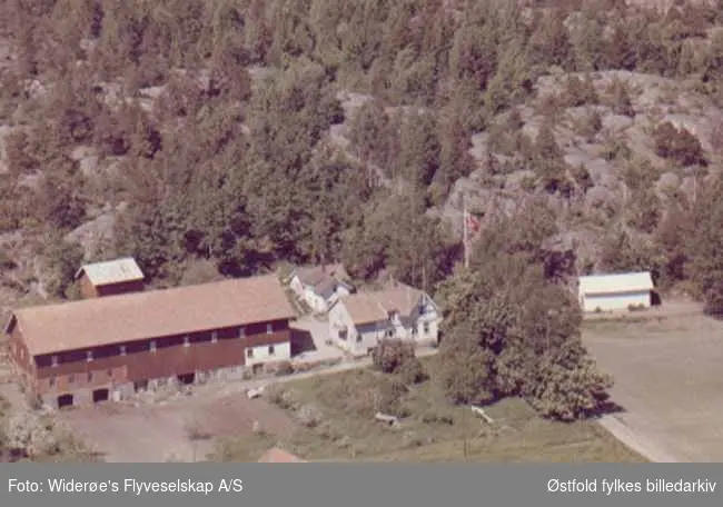 Flyfoto av gårdsbruk på Yven i Tune.