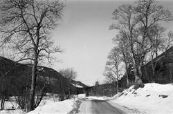 En bilvei vinterstid i Gjøystdal.