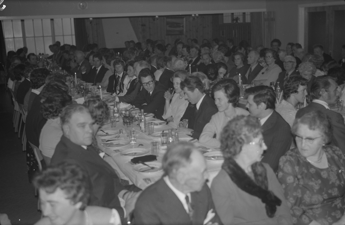 Frå Ølen Samyrkelag sin jubileumsfest på Brandøy i Bjoa, 1974. Til venstre i biletet er ordførar Johannes Eikeland.