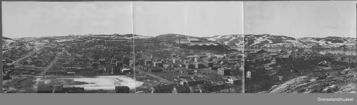 Oversiktsbilde over Kirkenes sett fra Storhaugen, 2. mai 1949. Det er kommet noen boliger på Myra, men det er fremdeles mange brakker.