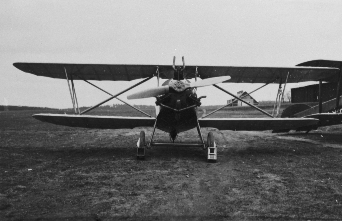 Flygplan Nordiska Phönix framför F-hangaren på Flygkompaniet på Malmen ...