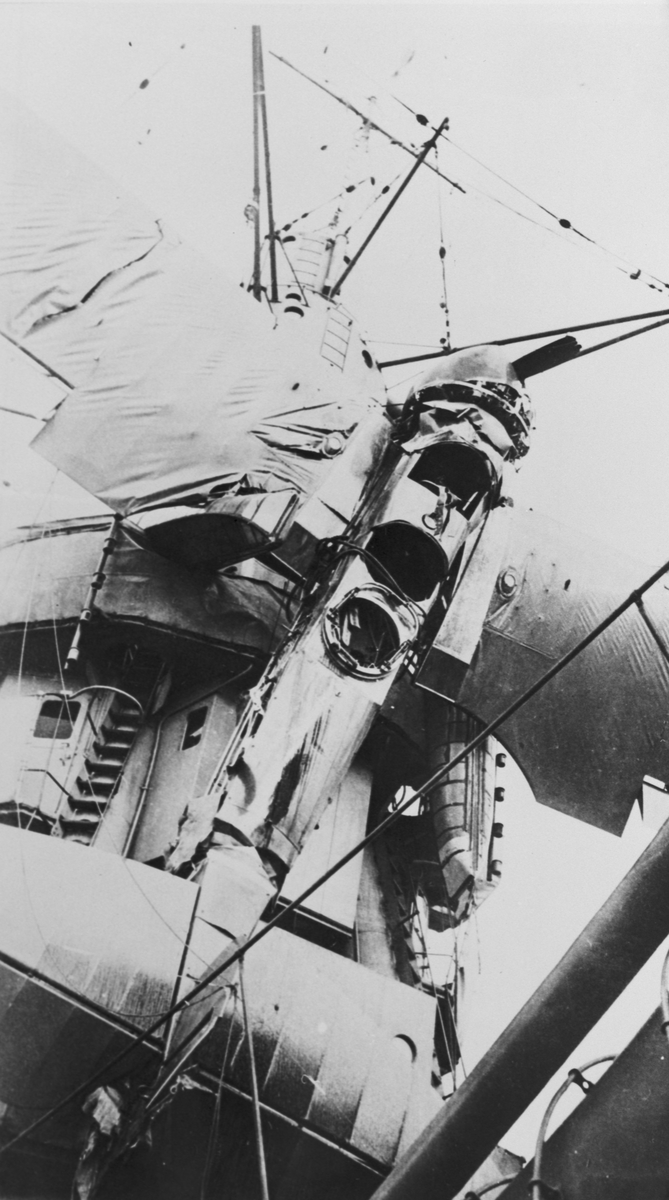 Flygplan S 5C har kolliderat med pansarfartyget Gustav V under mörkläggningsövning i Karlskrona den 10 mars 1939. Vy framifrån.