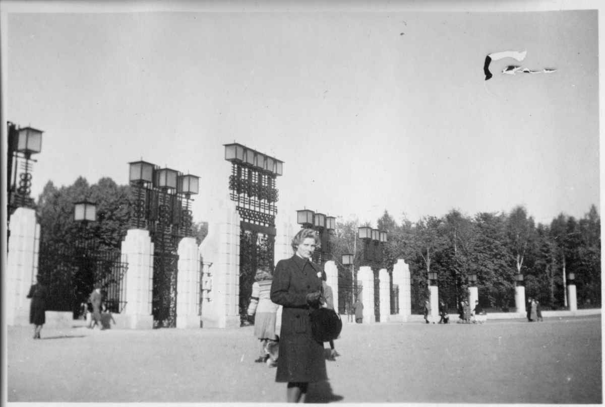 Kvinne foran inngangen til Vigelandsparken.