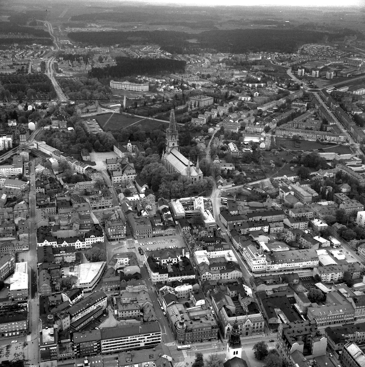 Flygbilder över centrala Linköping 1968. Domkyrkan, Stora torget ...