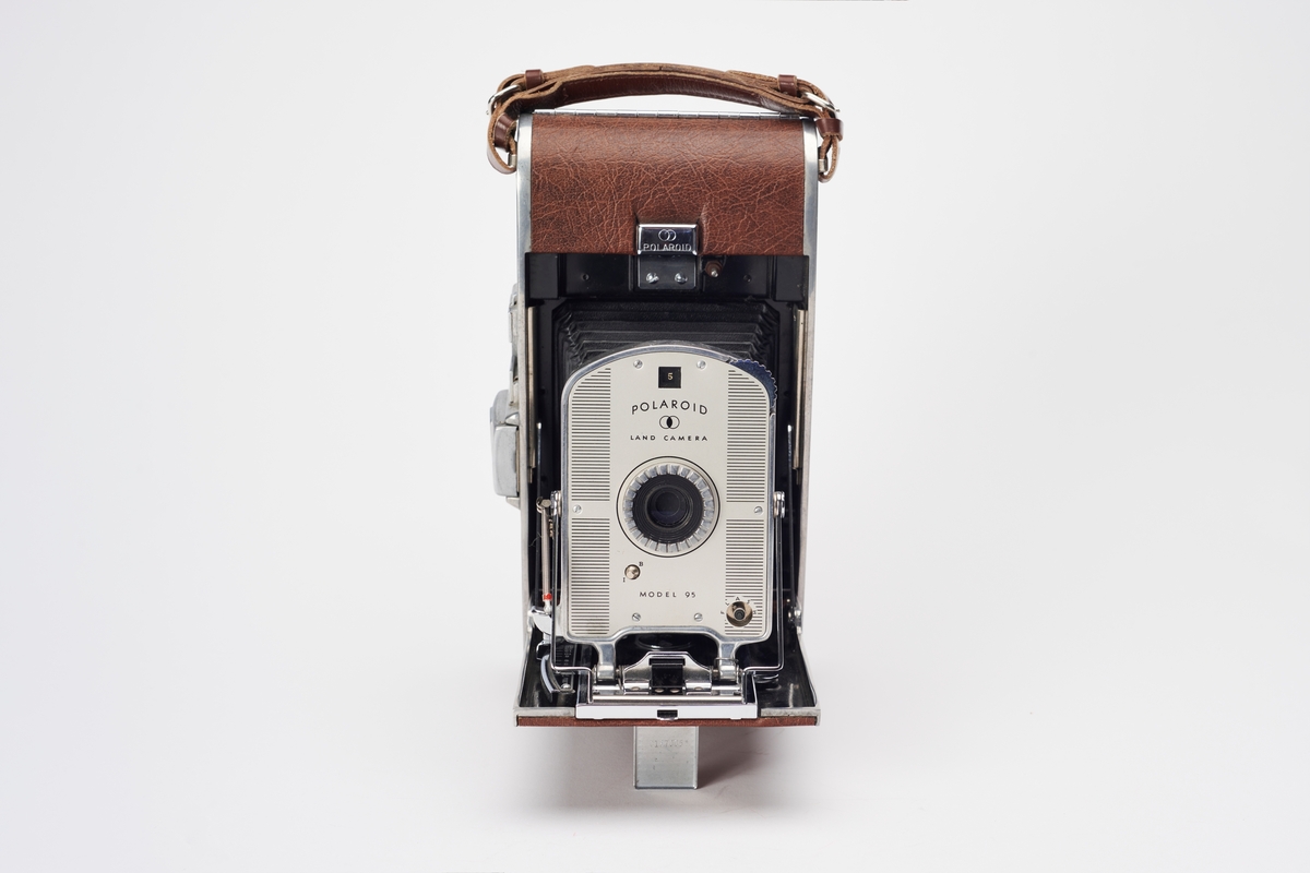 Model 95 er Polaroids første kommersielt tilgjengelige instant kamera. Kameraet kom ut i butikkene fredagen etter Høsttakkefesten i 1948. Alle 56 kameraene, i tillegg til demo-kameraet, ble raskt solgt. 
Polaroid fikk en produksjonsavtale med United States Time Corporation (Timex/US Time), som produserte mer enn 44 milllioner Polaroid-kameraer frem til samarbeidet ble avsluttet på slutten av 1970-tallet.
Kameraet er designet som et foldekamera med bærestropp og utstyrt med en sokkel for montering av blits.