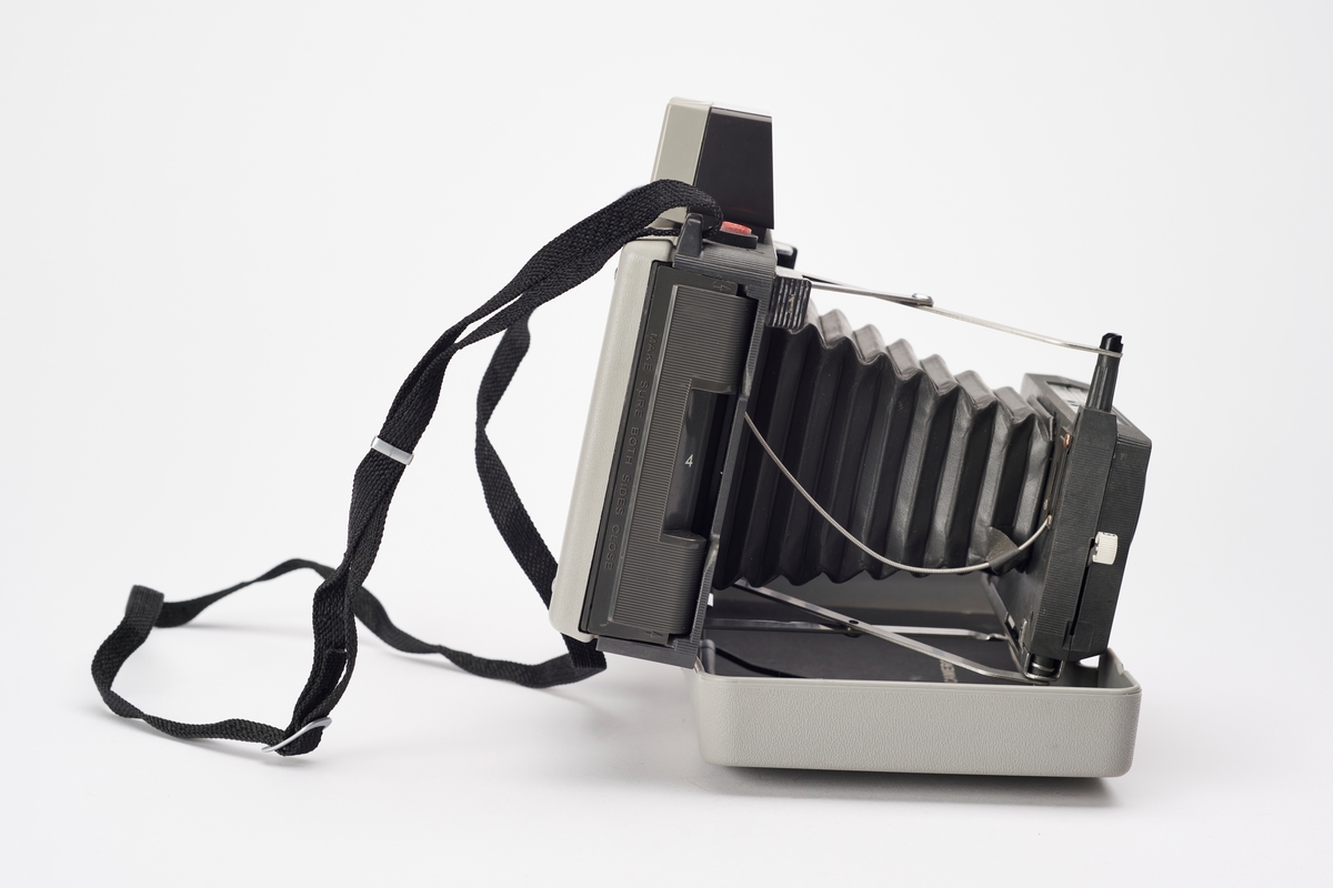 Automatic 220 er et instant kamera, produsert av Polaroid på slutten av 1960-tallet. Kameraet er et foldekamera med både øyesøker og målsøker. Det har et avtagbart frontdeksel, som dekke hele fronten av kameraet. Festet i det samme dekselet finnes en engelsk manual.