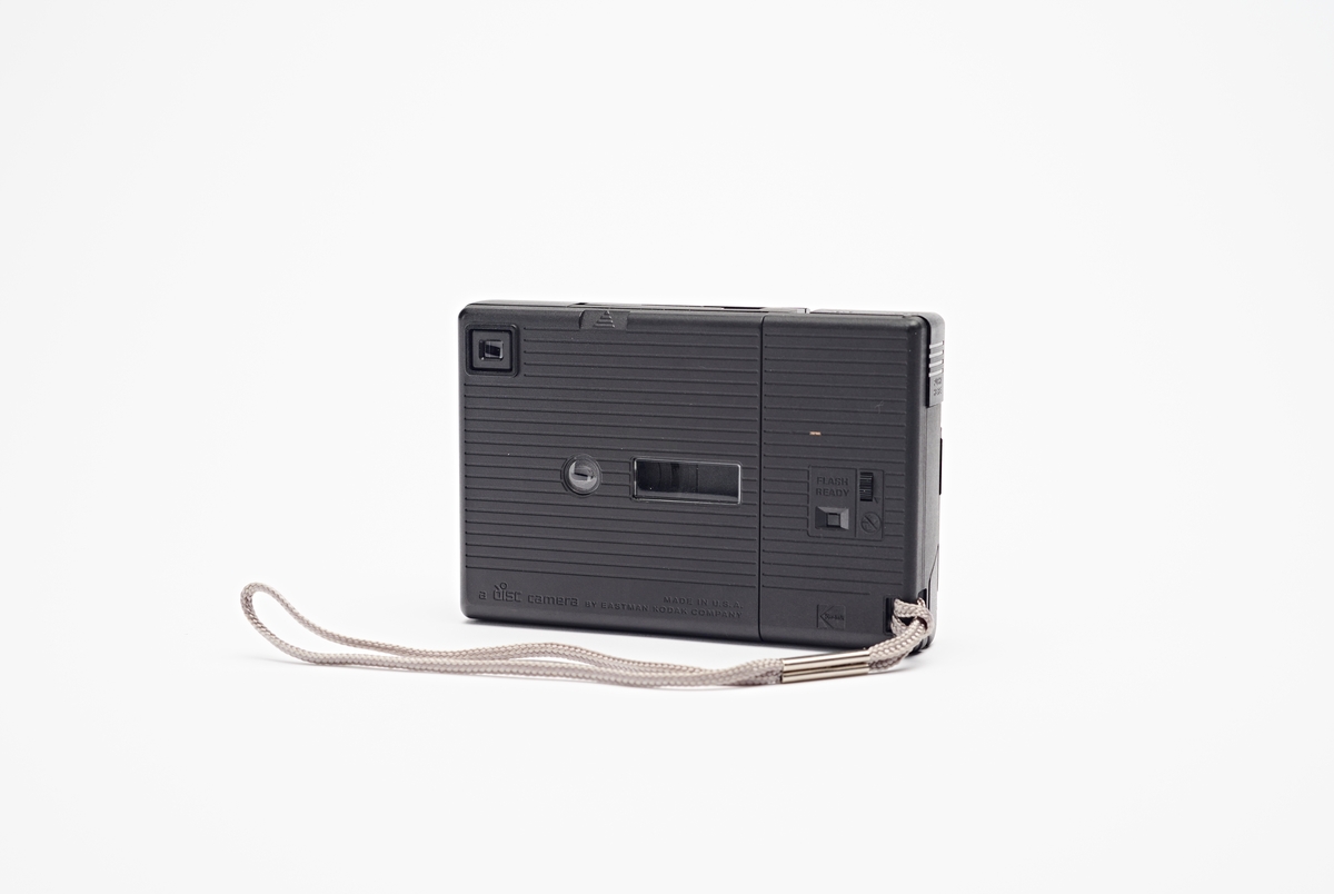 I 1982 introduserte Kodak disckameraet. Dette skulle bli en ny generasjon snapshotkameraer, som var små og enkle. Helautomatiske og med reklameteksten: "Innovative...can't go wrong", ville en tro det skulle vare lenger, men i 1988 stoppet Kodak å produsere kameraene. Disken med plass til 15 små negativer, kjent for nokså dårlig kvalitet, var i produksjon litt lenger. 
Kodak Tele Disc, produsert fra 1985 til 1990, er et disckamera med mulighet for fotografering med både teleobjektiv og vanlig objektiv. Ved å trykke inn blitsen vil den flyttes til siden og normalobjektivet byttes til teleobjektivet. Foldedekselet beskytter objektiv og utløser. Denne modellen finnes også i kremfarget utgave. 
Objektiv: 12,5mm, f/4 & 22mm, f/5,6 (tele)
Lukkertid: 1/300. 
Filmtype: VR Disc. 
Billedstørrelse: 8 x 10 mm. 
Batterier: 2 stk. AA.
Disckameraene kom i flere modeller: Hawkeye Disc 7000, Kodak Challenger disc, Kodak Disc 2000, Kodak Disc 3000, Kodak Disc 3100, Kodak Disc 3500, Kodak Disc 3600, Kodak Disc 4000, Kodak Disc 4100, Kodak Disc 6000, Kodak Disc 6100, Kodak Disc 8000, Kodak Medalist I Disc Kodak, Medalist II Disc Kodak, Tele Challenger disc og Kodak Tele Disc.