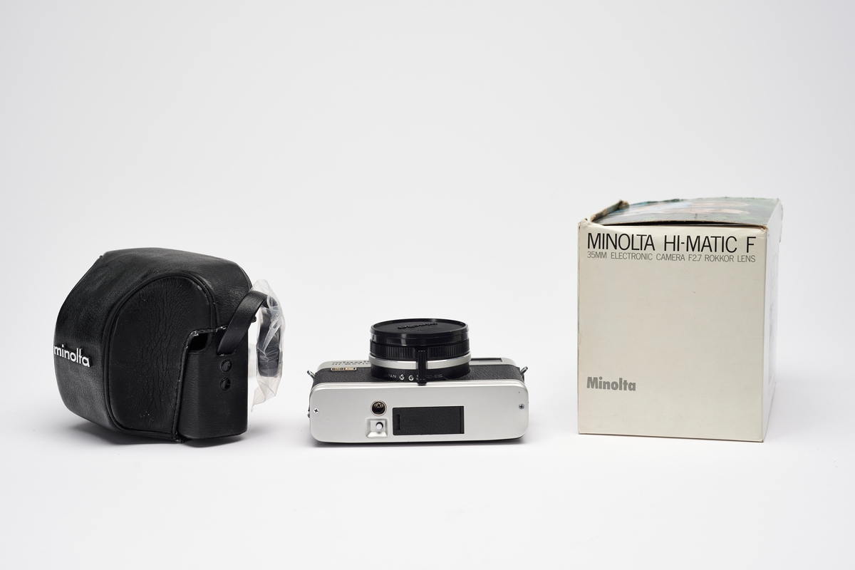 Hi-Matic F er et målsøkerkamera for 35 mm film. Kameraet er utstyrt med et Minolta Rokkor f2.7/38 mm objektiv og en Seiko-ESL CdS automatisk lukker med lukkertider fra 4 til 1/724 sek.
Hi-Matic-serien ble produsert av Minolta fra 1962. Ikke nok med at dette var Minoltas første kameraer med autoeksponering, men versjonen ved navn Ansco Autoset ble samme året tatt med ut i verdensrommet av John Glenn (1974-1999).
Original eske med bruksanvisning og originalt kameraetui medfølger.