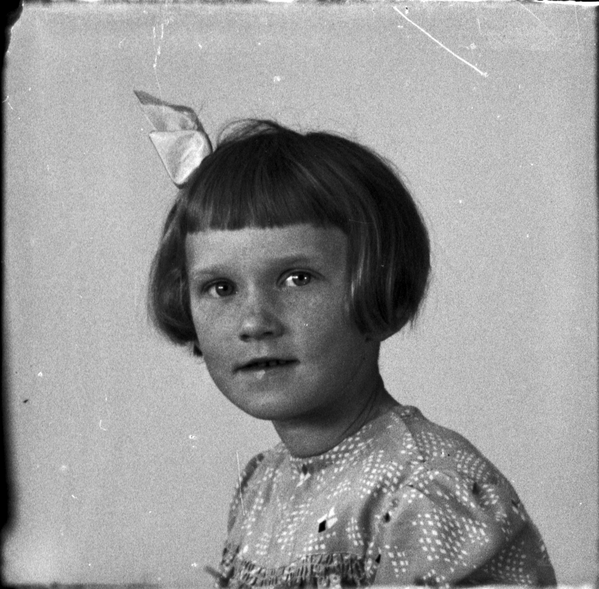 Ateljéporträtt - flicka, Östhammar, Uppland, 1937