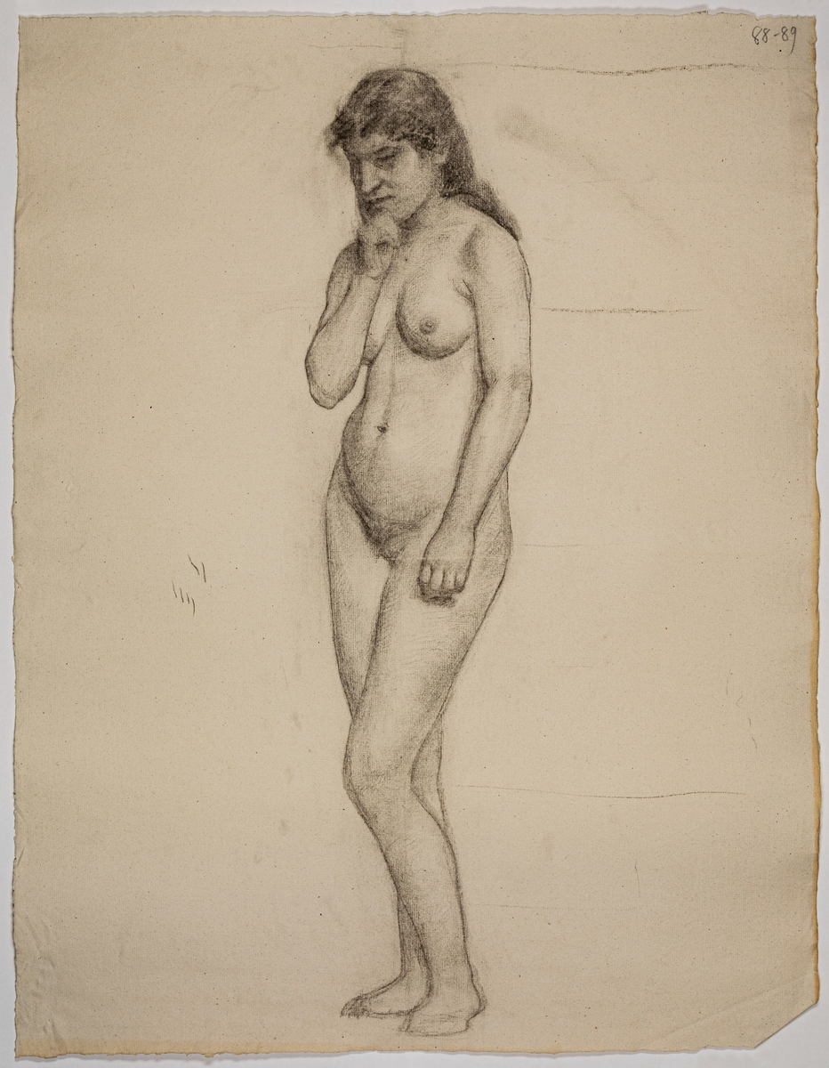 Modellritning/modellstudie, porträtt av stående naken kvinna men handen höjd till hakan. Osignerad. Vattenstämpel i pappret.
