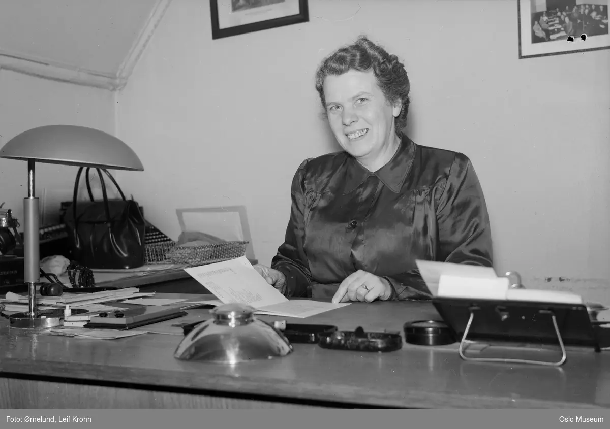 portrett, kvinne, formann i Konfeksjonsarbeidernes forening, sittende ved skrivebord