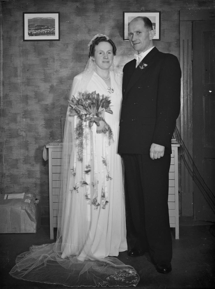 Leirfjord, Ulvangen. Bryllupsbilde av Hans Mørk Andersen Ulvang (f. 07.04.1907 - d. +8.12.1964) og Margrethe Zahl Ulvang (f. 05.02.1913 - d. 1976). De giftet seg 10. januar 1948. Kjolen var lys laksrosa og var sydd av Marie Asphaug i Sandnessjøen.
