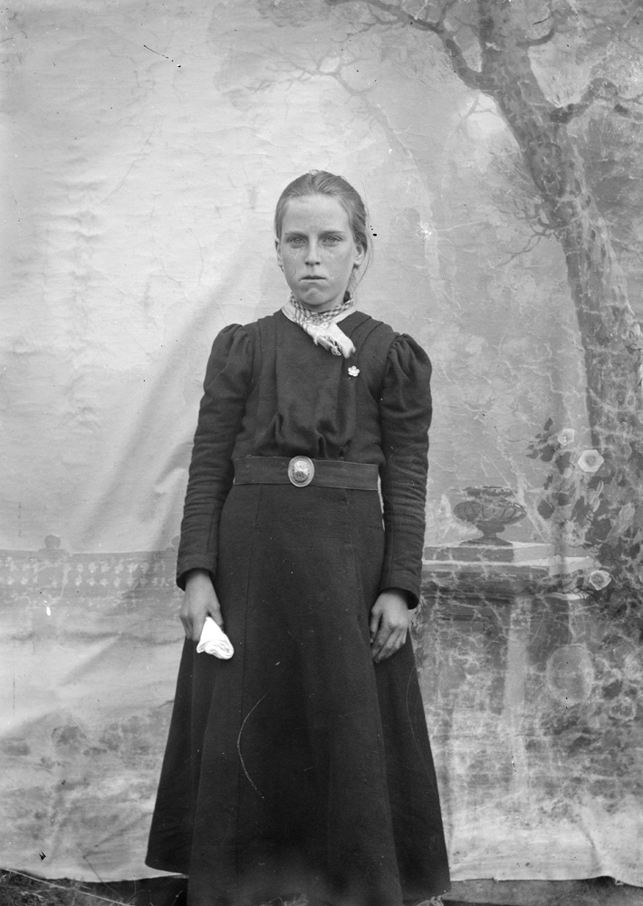 Leirfjord, Ulvangen. Portrett av Jenny Nikolaisen Ulvang. Ung jente i fin mørk kjole.