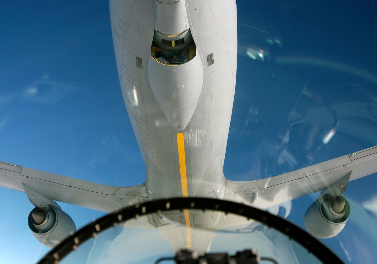 F-16, under tanking i luften 18. mars 2004.