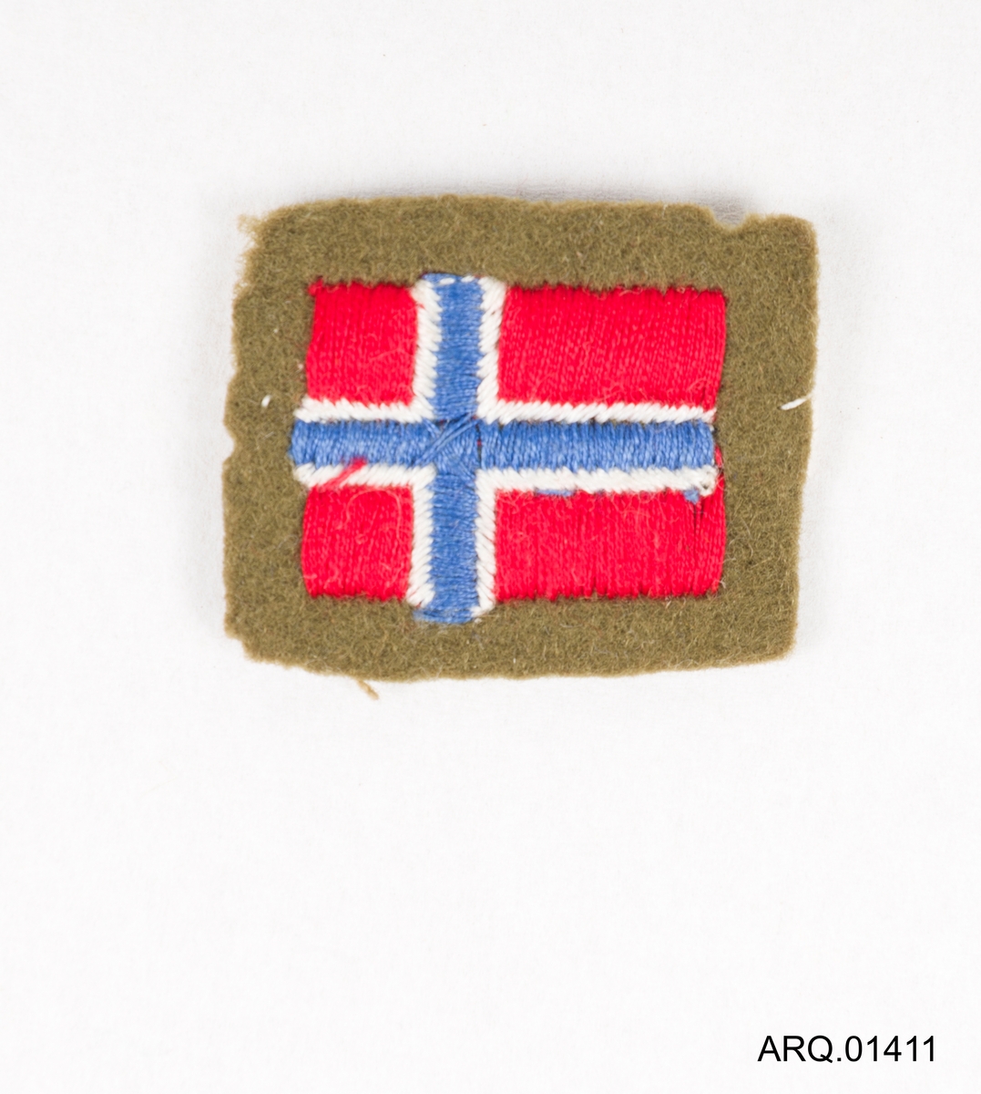 Det norske flagget bodert på et ullstykke. Trolig klippet ut av en jakke.