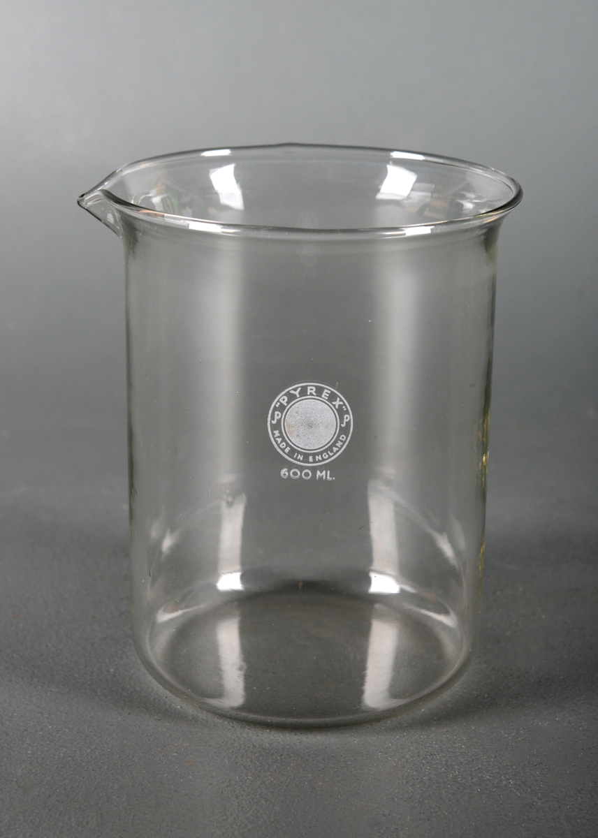 Et begerglass av borosilikatglass. De er sylindrisk med en liten helletut oppe på kanten. Begrene er av typen "Pyrex". Slike glass tåler høy varme, kjemikalier og temperaturforandringer og egner seg til kjemiske eksperiment og lignende. Det rommer 600 ml.