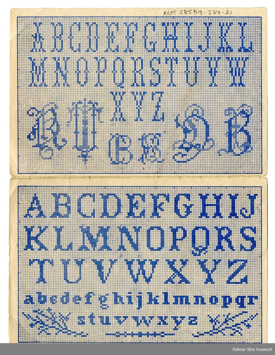KLM 28509:377:21. Mönster, broderimönster. Av papper. På ena sidan ses ett tryckt motiv i färg, föreställande olika korsstygnsmönster. På andra sidan ses alfabetet A-Z i blått.