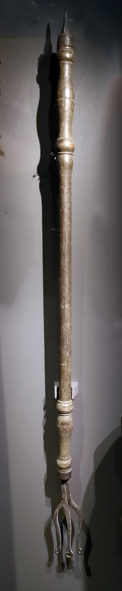 Luntstake, svarvad av trä med klyka av järn, trearmad | Linstock