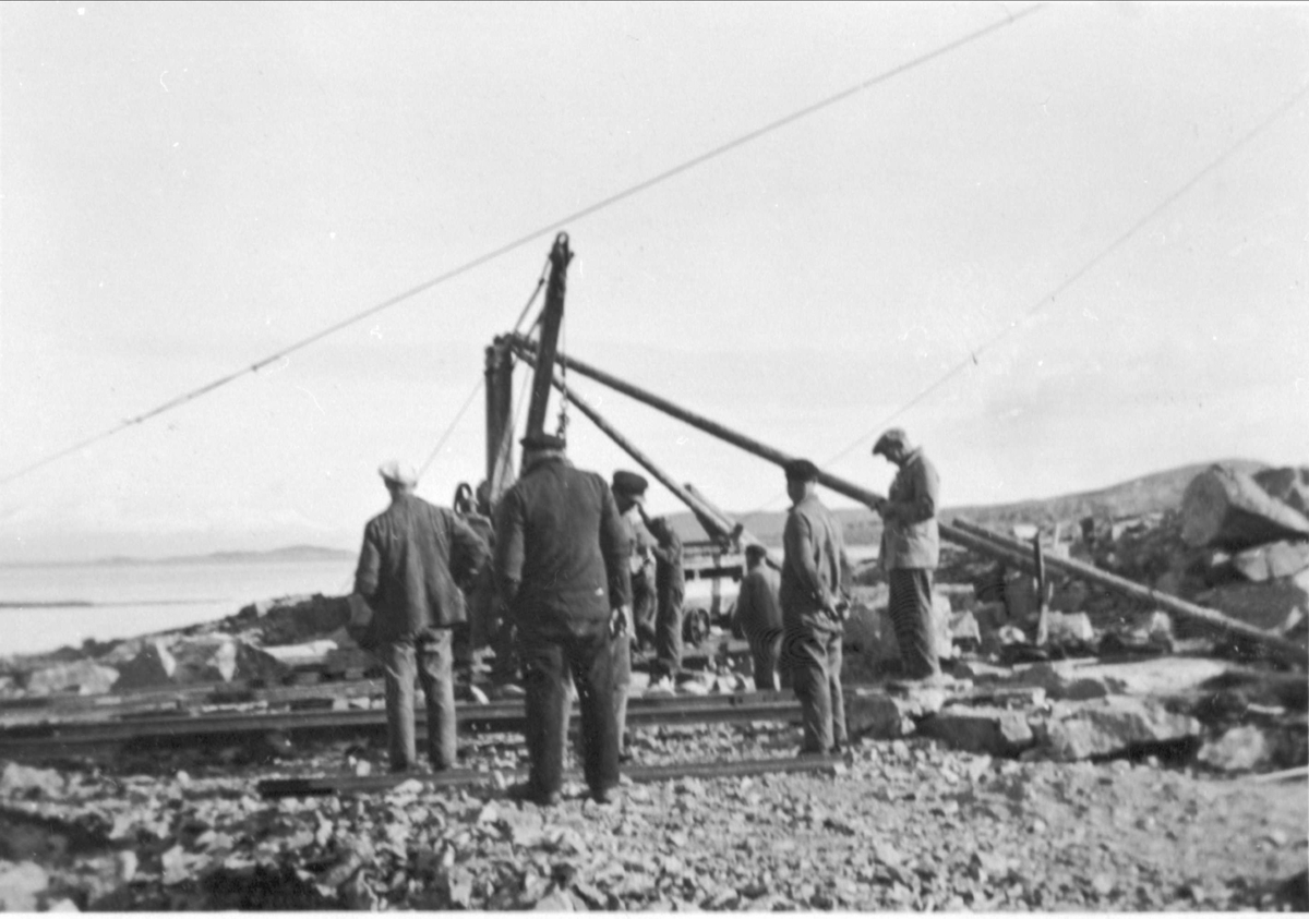 Arbeidslag bygger steinmoloen på Lundenes.