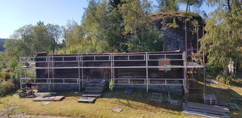 11. august 2021 begynte arbeide med å plukke ned ytterveggene av hovedhuset. Foto: Sverresborg, Trøndelag folkemuseum (Foto/Photo)