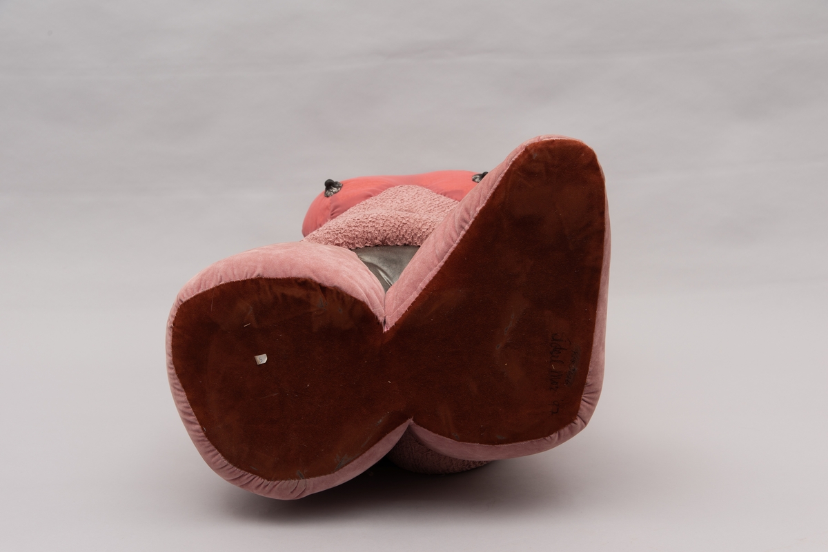 Kvinnetorso laget av kunstneren Sidsel Moe fra Kongsvinger til Kvinnemuseet,
Torsoen viser kvinnekroppen fra nakke til lår gjennom bruk av stoff i ulike rosa- og brunfarger.