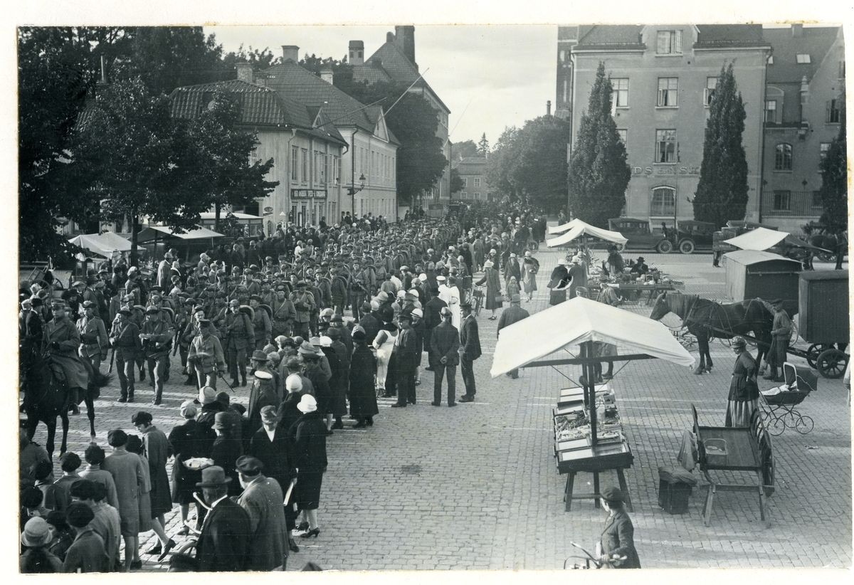 Centrum, Västerås.
Västmanlands Regemente på marsch genom staden, passerande Stora torget, 1927.