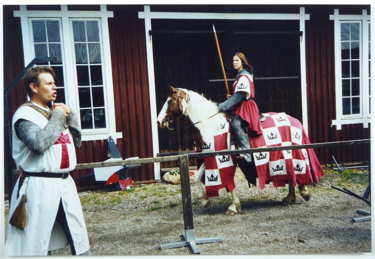 Västgöta lekar på Forsviks bruk. Medeltida tävlingar 25 augusti 2001. Hästburen riddare i rött-vitt