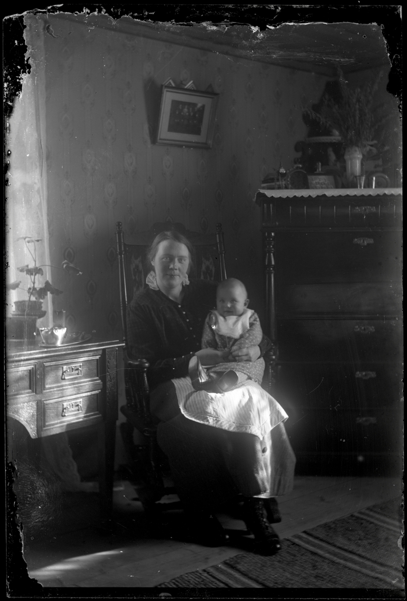 Tant Elsa Svensson i Karstorp med litet barn