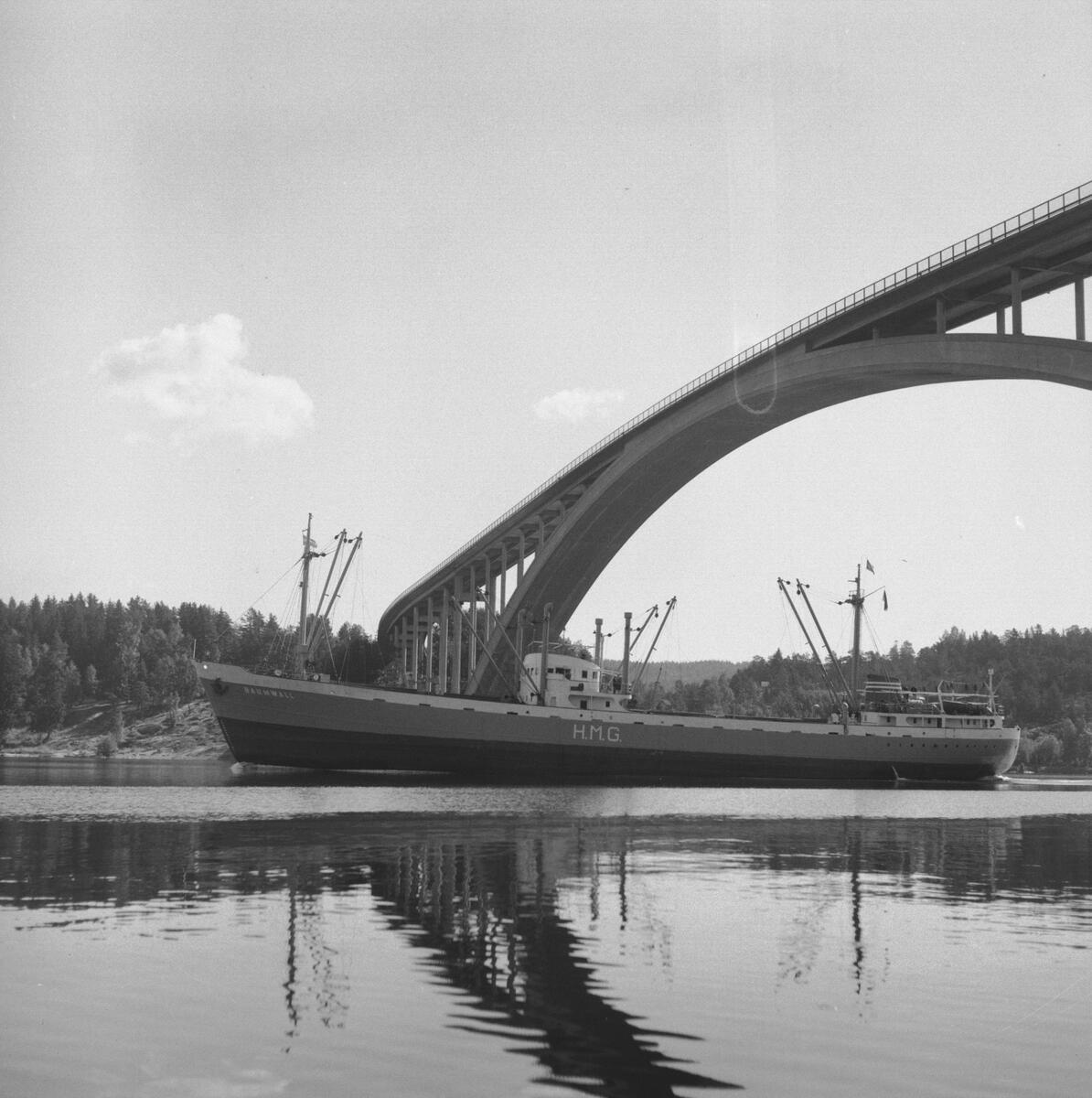 Fartyget Bavmwall vid Sandöbron
