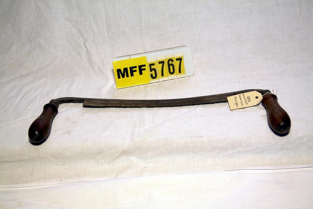 Amerikansk bandknif. Skärets längd " 12 " instämplat i skäret. Används för skärning av hjulekrar. Gåva av vagnmakare Mikael Ernst Fredrik Schrödter. 