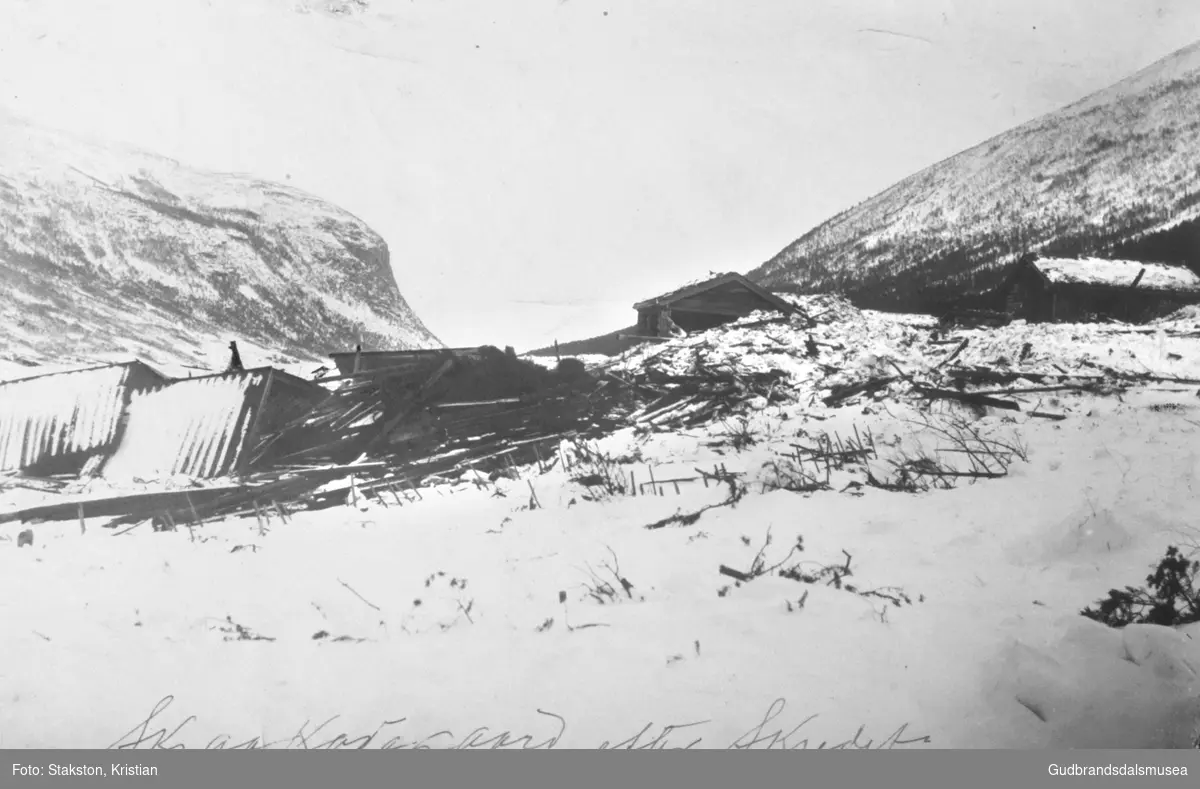 Husa på nordre Skjåkøygard etter snøskredet i 1913
