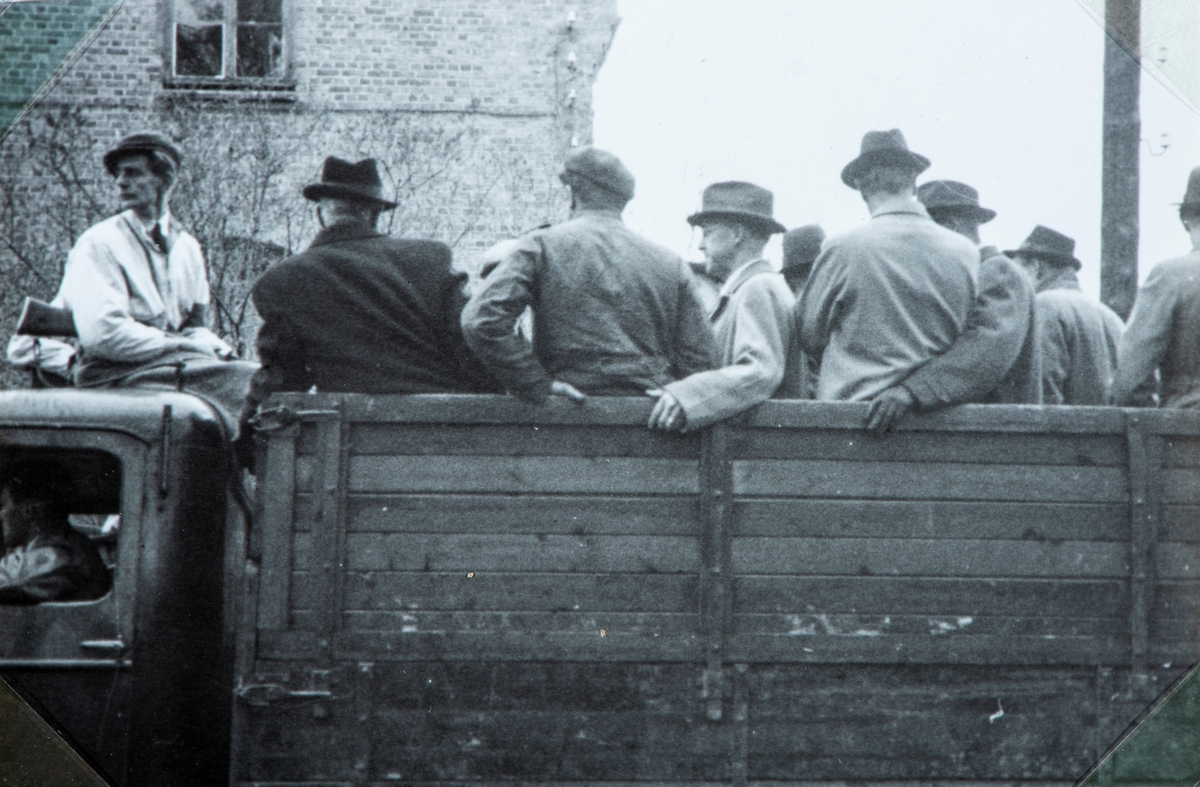 Bilder fra frigjøringsdagene i april og mai 1945. En lastebil med arresterte nazister ankommer Hamar fengsel.