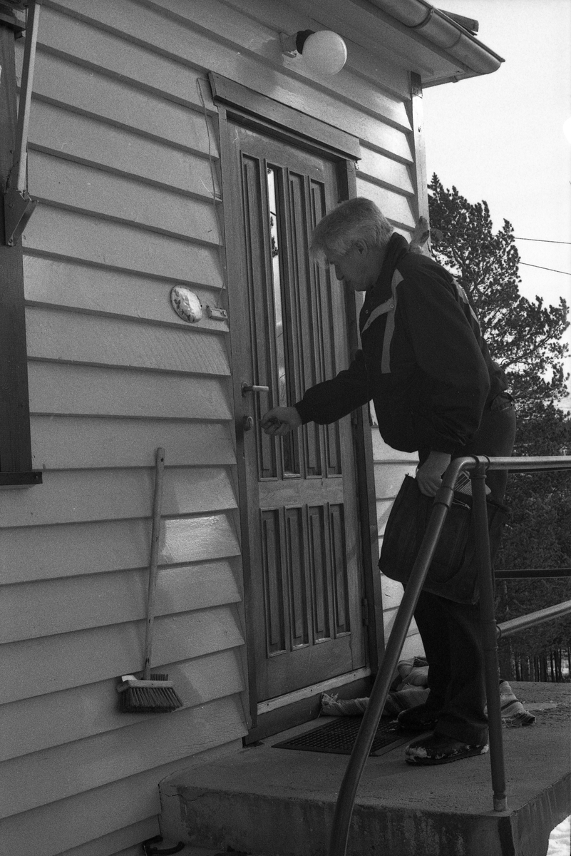 Mann låser seg inn hjemme og blir møtt av en hund i døra
