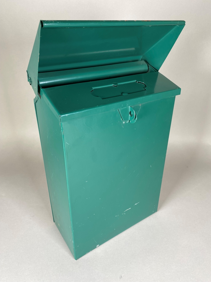Grønnmalt postkasse, med lokk som kan åpnes.