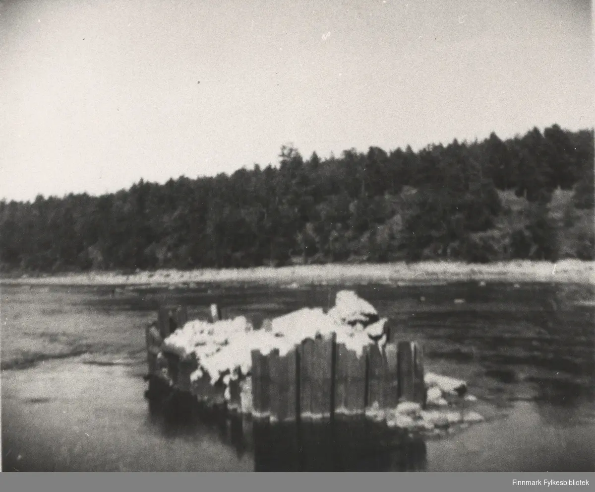 Her ser man Anarjohka, 1947. Midt på elva er en øy med planker rundt seg.