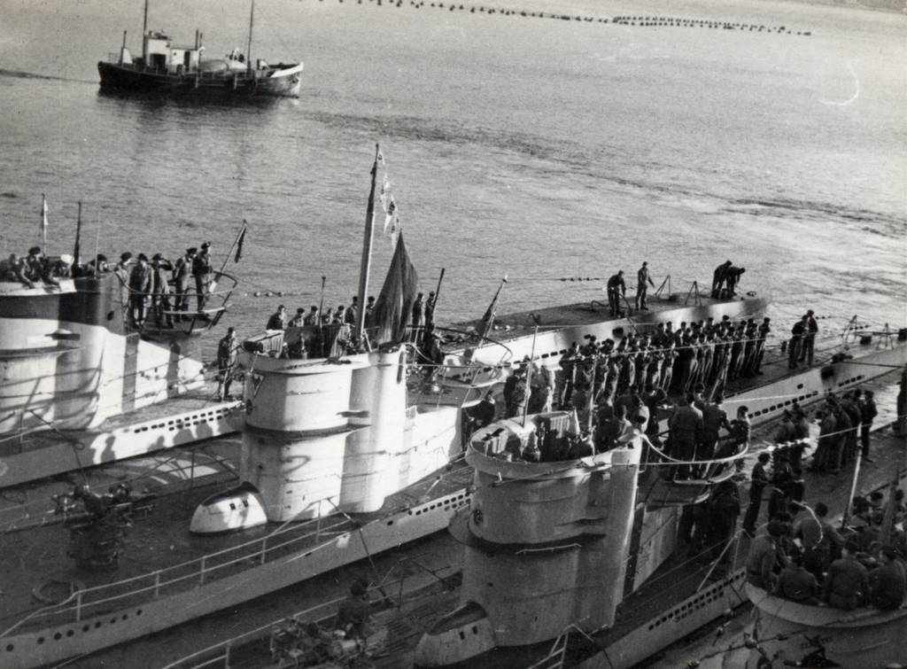 Fire ubåter: Fra v. Ytterst 1. U-703, deretter 2. U-255 som har heist små flagg som angir antall senkede skip. 3. U-408 og innserst 4. U-251 som lå inntil "Tanga" -stabskipet til Admiral Nordmer. "Tanga" var fortøyd mot restene av malmkai 3 på LKAB. Den lå i Narvik i tiden mai-oktober 1942. Ubåtnett/nettspering ses i bakgrunnen.