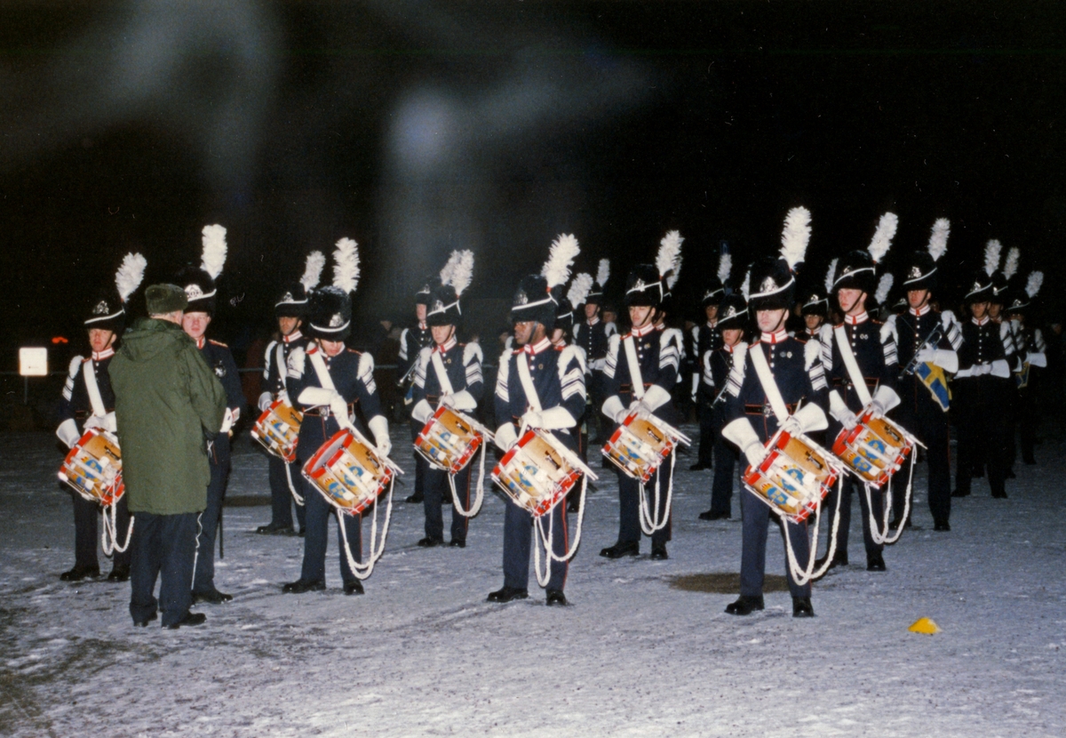 Arméns Trumkår spelar vis nedläggningen av I4.
Trumkåren tackas av överste Ridderstad efter väl genomfört spel i snöglopen.
Nedläggningsdagen av I4 den 30. december 1997. Avslutningsceremoni på kaserngården sen eftermiddag i mörker med eldar, strålkastare och ett kraftigt snöfall som bidrog till en mycket speciell stämning. Livgrenadjärregementet (I 4/Fo 41) var ett infanteriförband inom svenska armén som verkade i olika former åren 1928–1997. Förbandsledningen var förlagd i Linköpings garnison i Linköping. Försvarsområdesstaben vid Livgrenadjärregementet avvecklades den 31 december 1997 vilket i praktiken innebar att även regementet avvecklades.