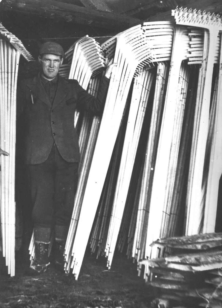 Axel Hägglunds räfstillverkning. Räfstillverkningen började 1938. C:a 2000 räfsor, med skaft av fur samt kam och pinnar av björk, tillverkas under vintersäsongen. Personer: Axel Hägglund.