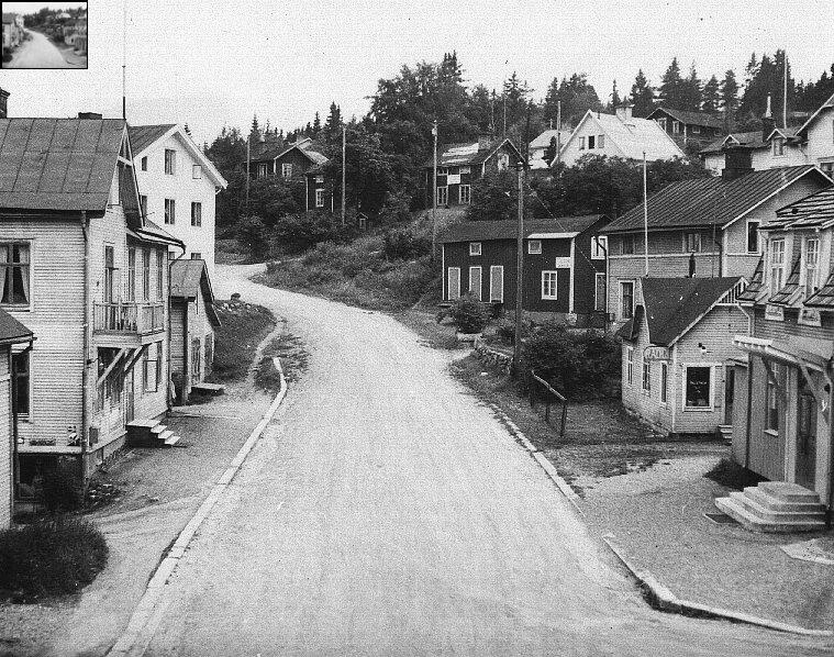 Björstagatan. "Skolgatan". Huset till vänster var Tjärnlunds mataffär, huset genast till höger av gatan var biografen Thalia och det lilla röda huset en bit upp i backen var "skomakar´n"