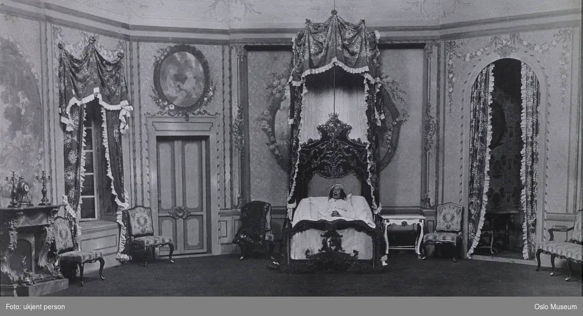 Nationaltheatret, forestilling, "Jeppe på Berget" av Ludvig Holberg, skuespiller i Baronens seng ,kostyme