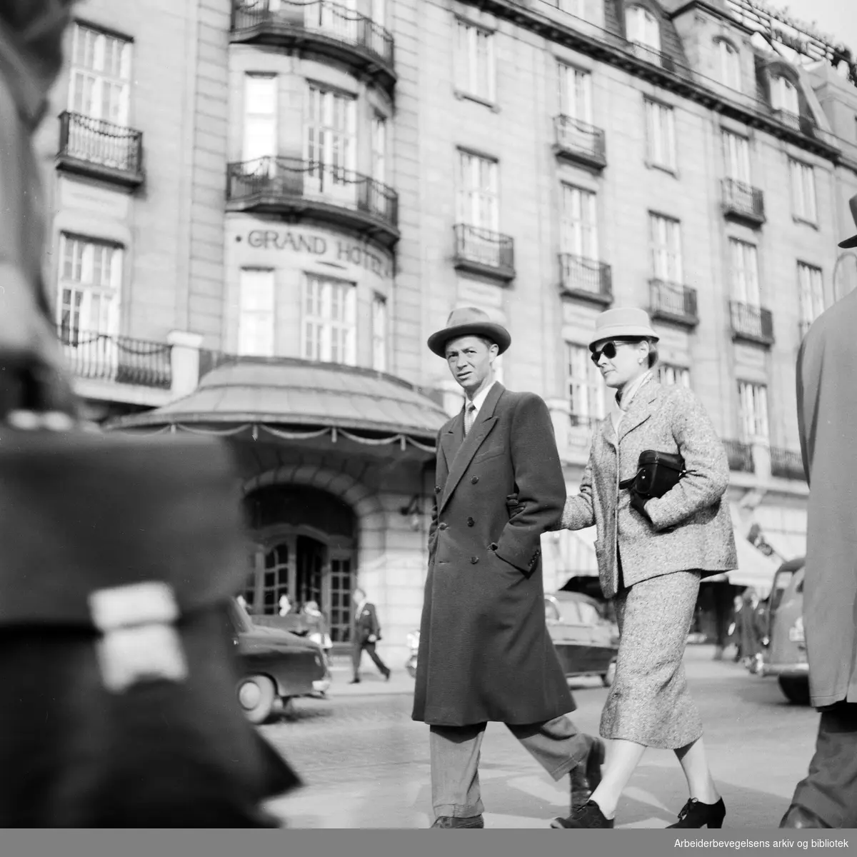 Tilfeldig forbipasserende fotograferes på Karl Johans gate. April 1956.